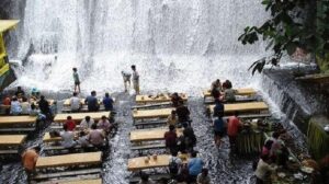 Tempat Makan Indah Dekat Air Terjun