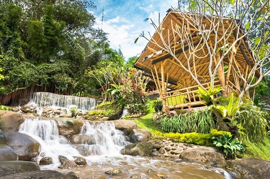 Tempat Makan Paling Indah Dekat Air Terjun