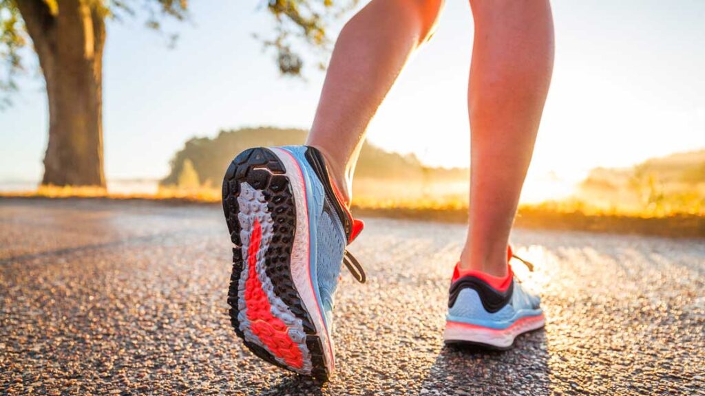 8 Sepatu Running Berkualitas Original Brand Lokal Terbaik