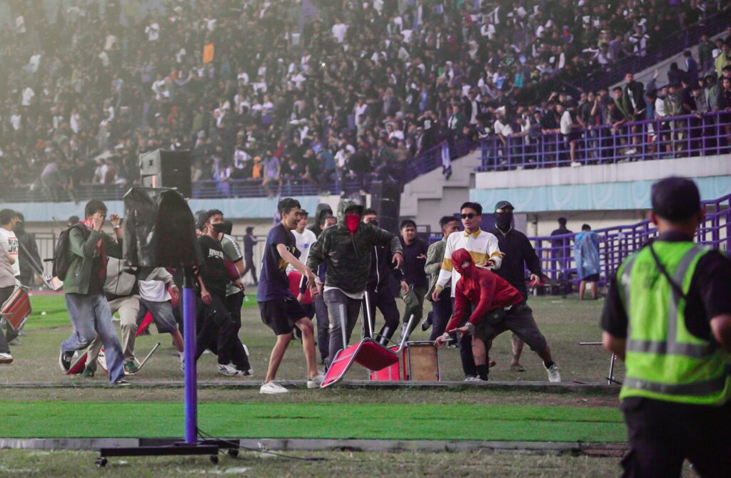 Ricuh Bobotoh dengan Steward Usai Laga Persib Menang 2-0 Atas Persija