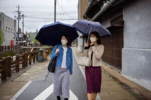 5 Tips Memilih Outfit Saat Musim Hujan: Tampil Fashionable dan Nyaman